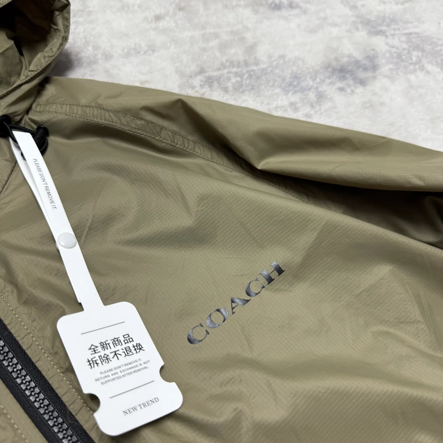 For new arrivals, Coach spring jackets for women. Prada has the same style, with low-key colors and a design with a bit of matte hardware. It has a proper sense of quality and the relaxed feeling of a city walk. At first glance, I am attracted by the fufu little coat. Very classic style. The hem has a closed design, so it can be easily matched with dresses, trousers and short skirts. The design of the short jacket can elongate the body proportions, and it can be worn perfectly with any combination. It is shipped from a trading company, and the quality is absolutely superb. A complete set of customer-supplied auxiliary hardware makes getting in and out of the cabinet stress-free. It can be used to keep wind and warm in early spring, and sunscreen can be used in summer. In autumn, it can be protected from wind. Can be worn from early spring to early autumn. Definitely a must-have for sisters 🤗🤗🤗 Color: Black Composition (polyester fiber) Size: S-L (loose and short version) S size: length 54CM, bust 120CM, shoulder width 49CM, sleeve length 56CM, reference weight 90-105 catties M size: length 56CM, bust 124CM, shoulder width 50CM, sleeve length 57CM Reference weight: 105-115 catties. Size L: length 58CM, bust 128CM, shoulder width 51CM, sleeve length 58CM. Reference weight: 115-130 catties